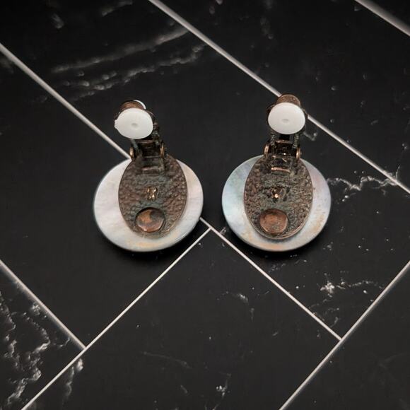 Vintage Clip On Earrings - Mother of Pearl? with Gold Tone Sand Dollar 0.75" - Picture 5 of 11
